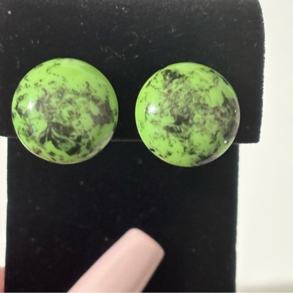Vintage glass green and black marble clip on earrings - Picture 4 of 7